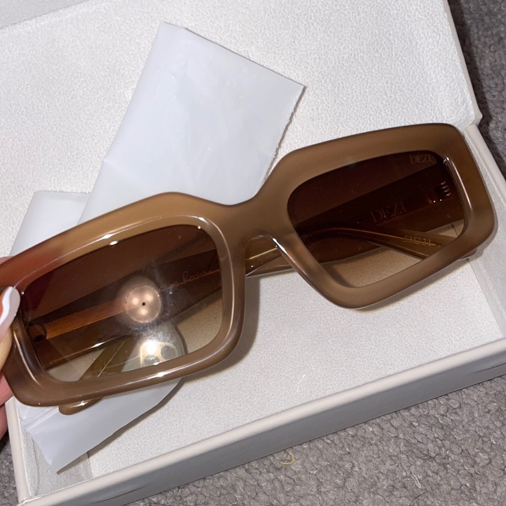 Dezi Desnudo read the room sunglasses